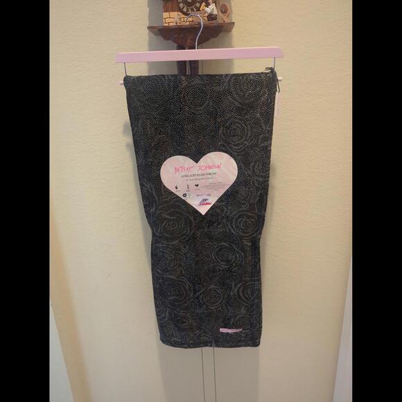 Betsey Johnson ultra soft plush throw - Picture 1 of 8